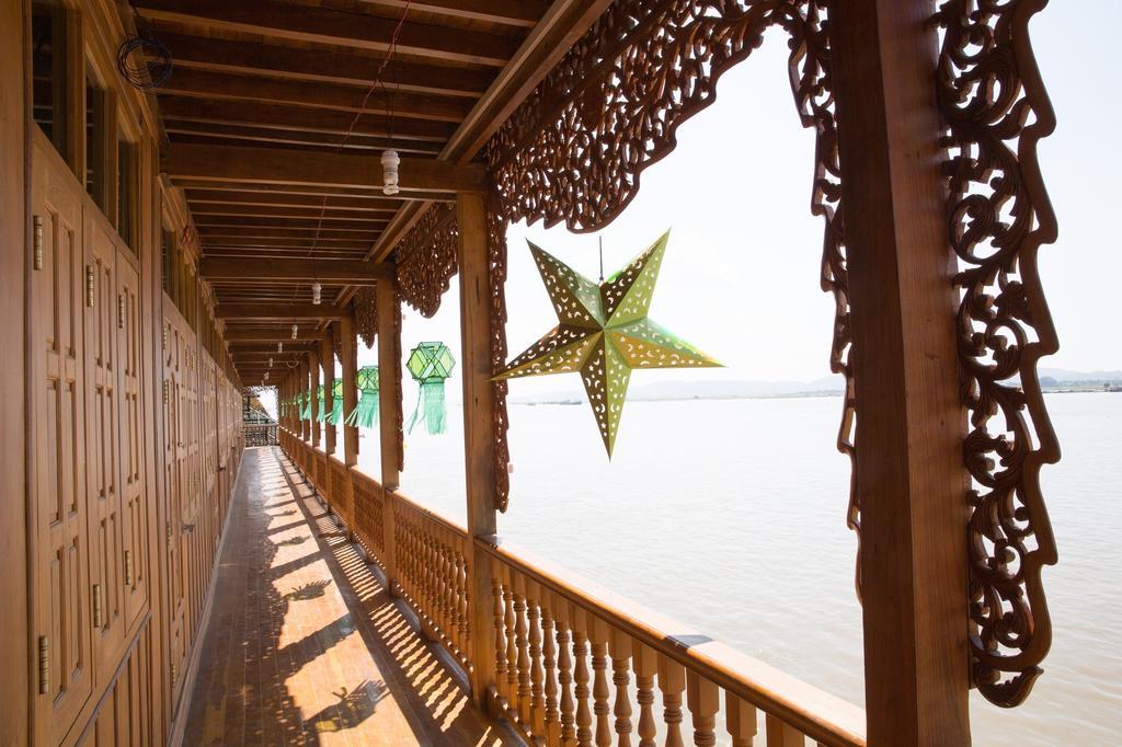 Mandalay Karaweik Mobile Hotel Esterno foto