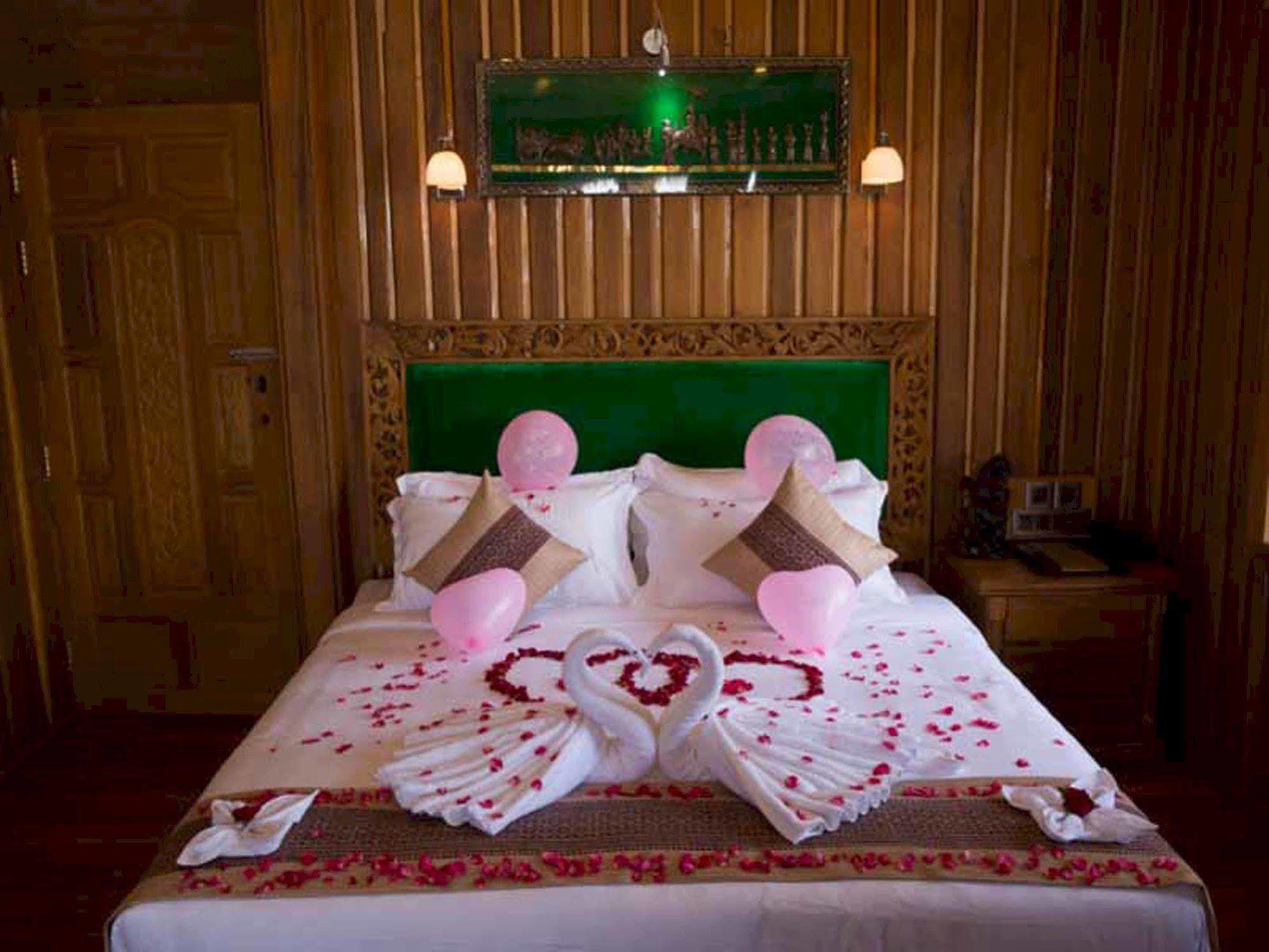 Mandalay Karaweik Mobile Hotel Esterno foto