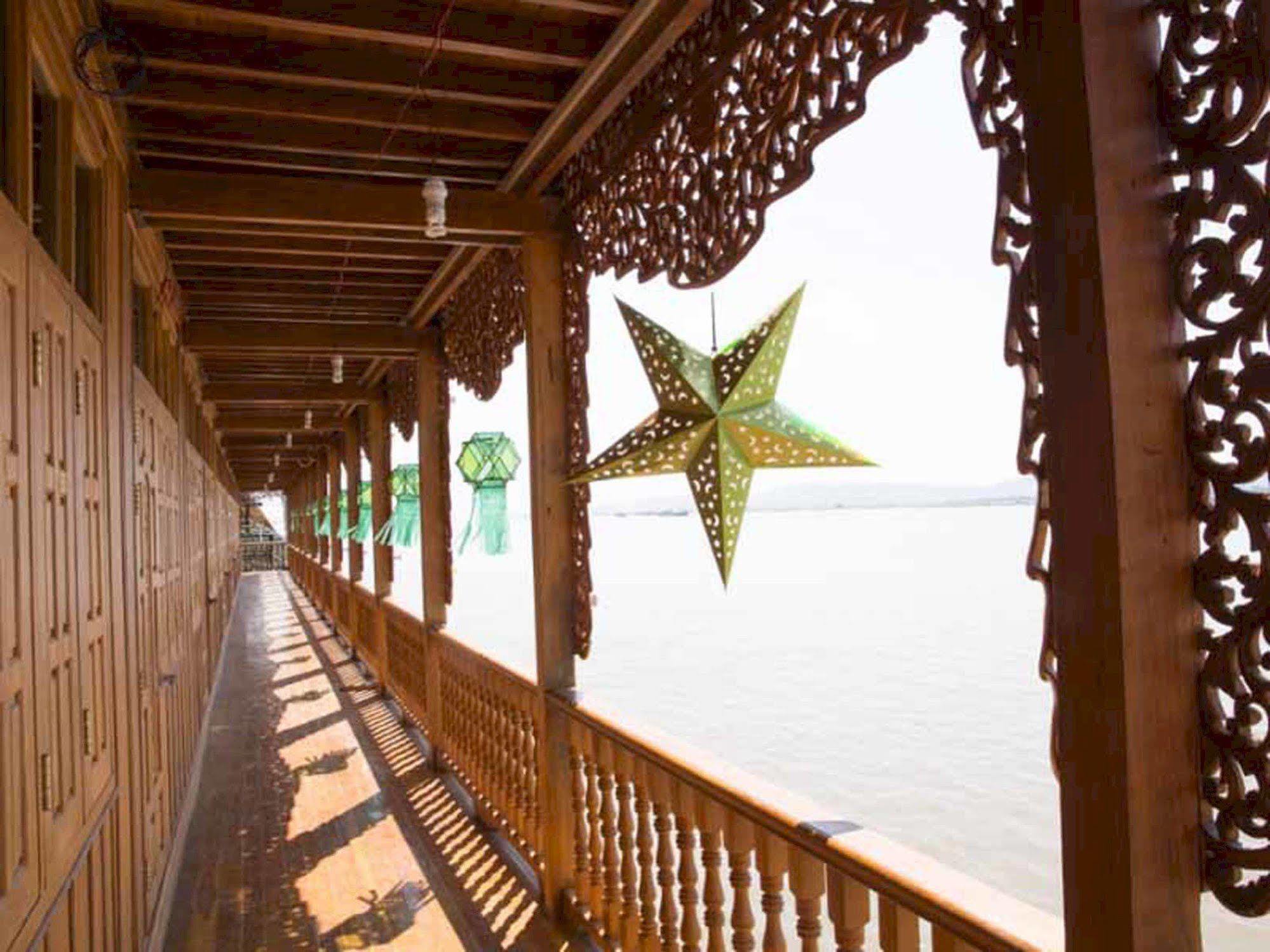 Mandalay Karaweik Mobile Hotel Esterno foto