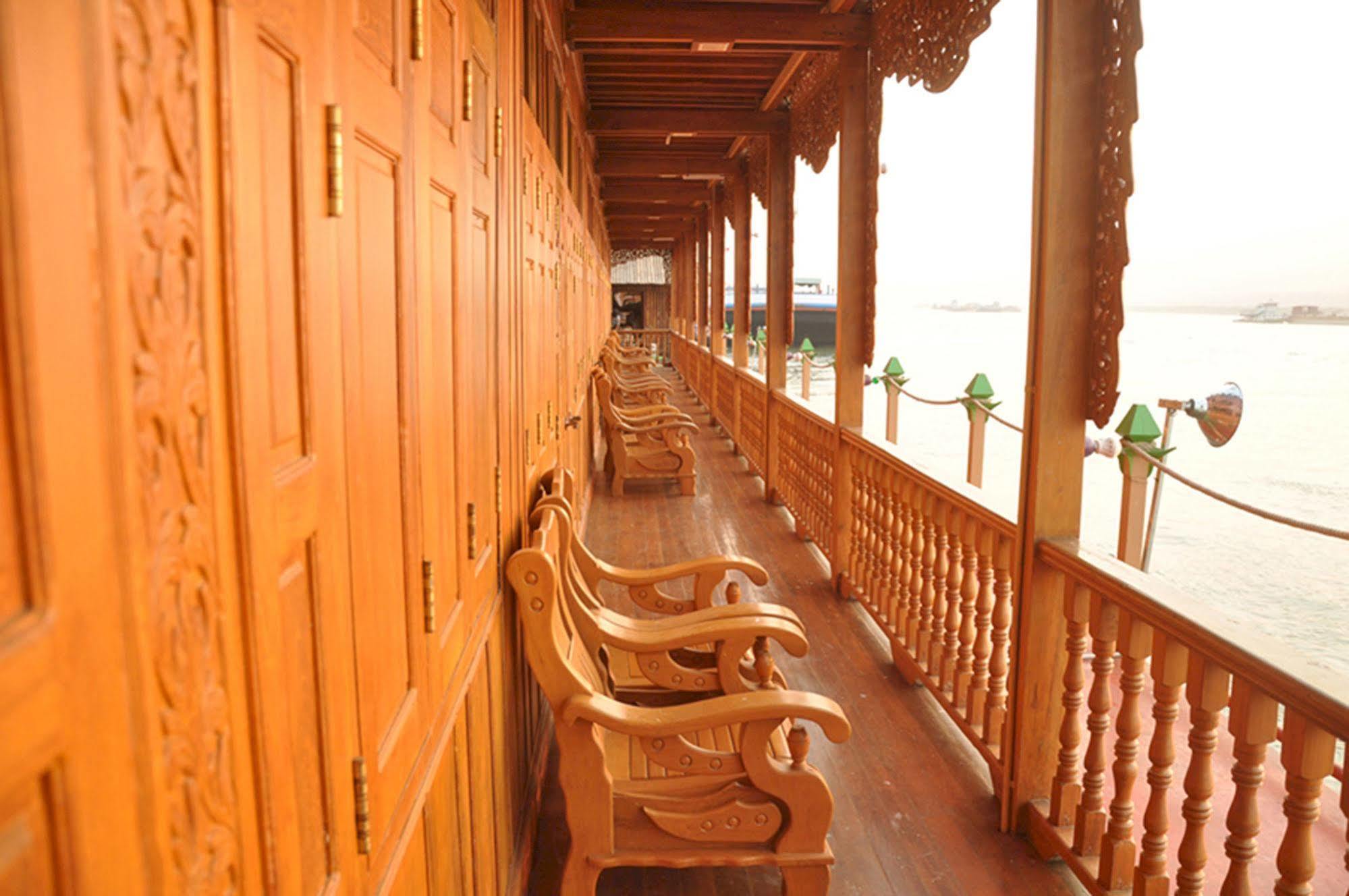 Mandalay Karaweik Mobile Hotel Esterno foto