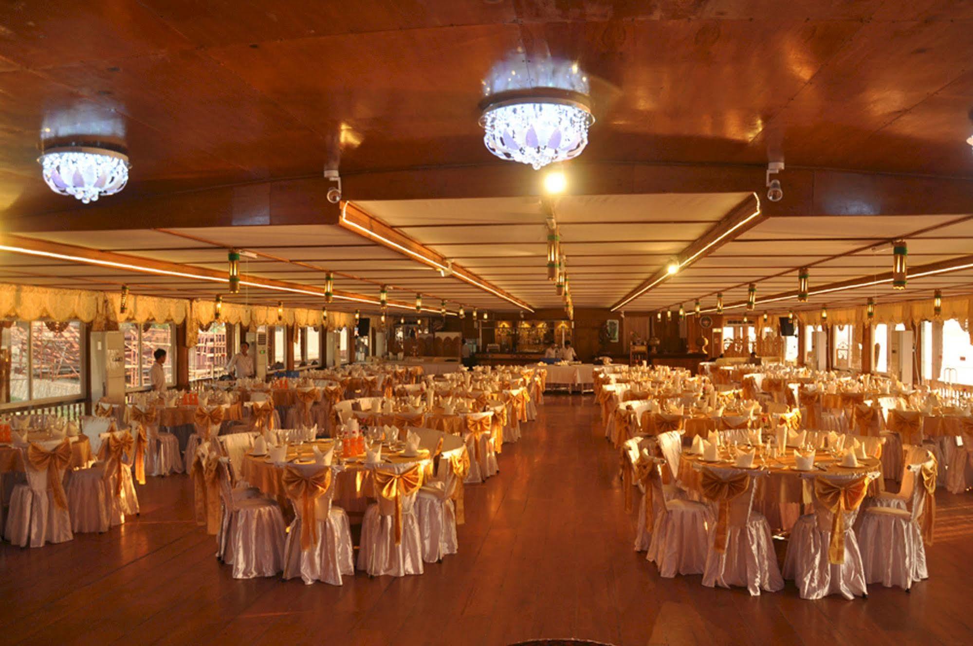 Mandalay Karaweik Mobile Hotel Esterno foto