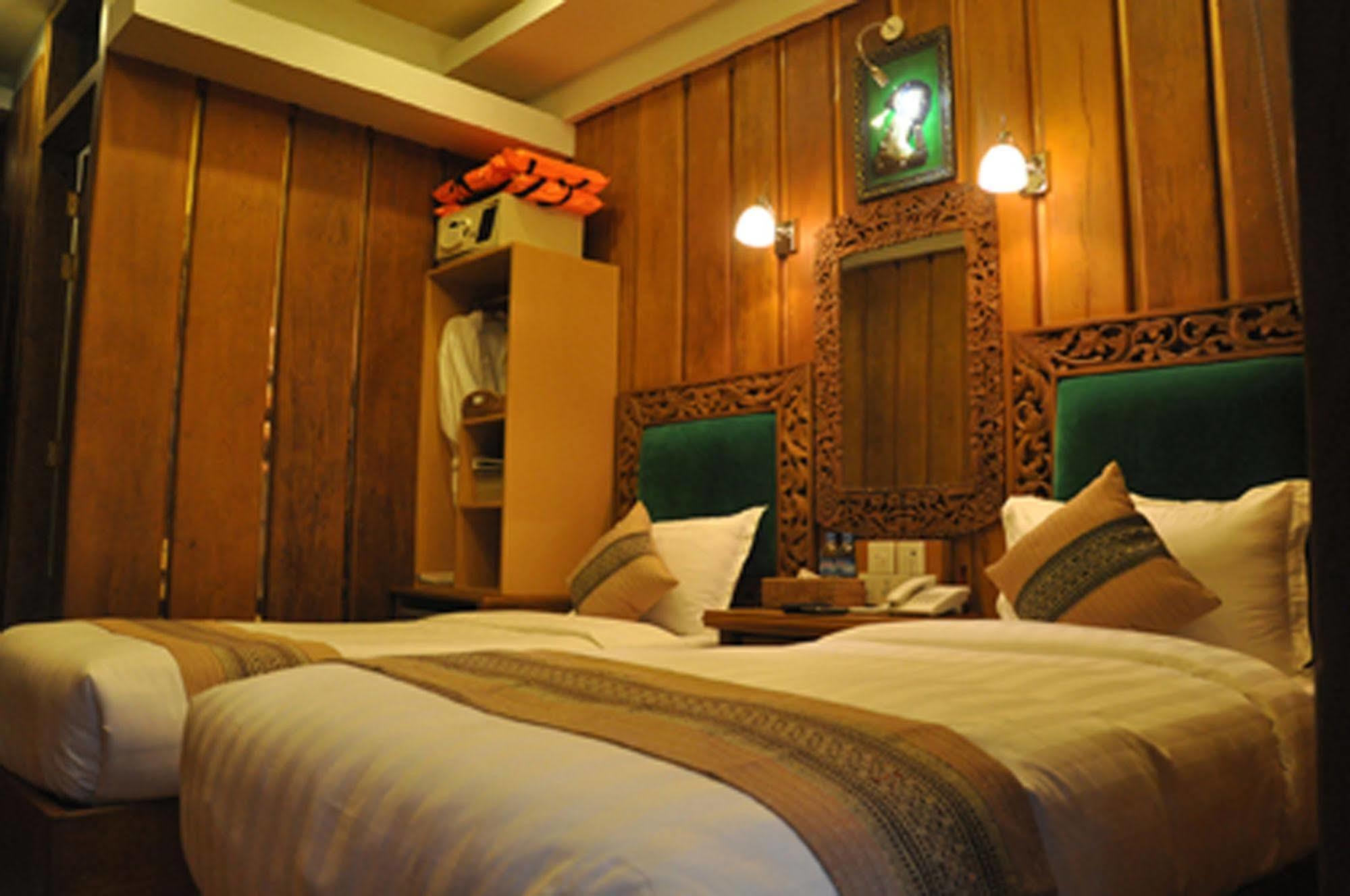 Mandalay Karaweik Mobile Hotel Esterno foto